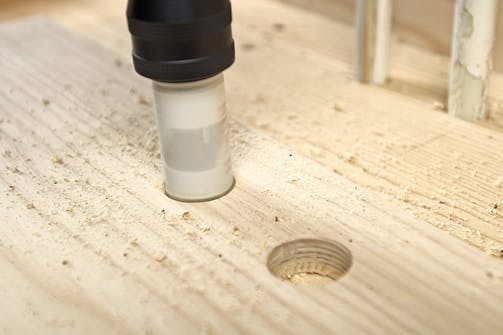 Samling mellem to langsgående gulvbrædder: Brædderne samles langside mod langside, og hullerne bores med et kopbor Samling mellem to langsgående gulvbrædder: Brædderne samles langside mod langside, og hullerne bores med et kopbor